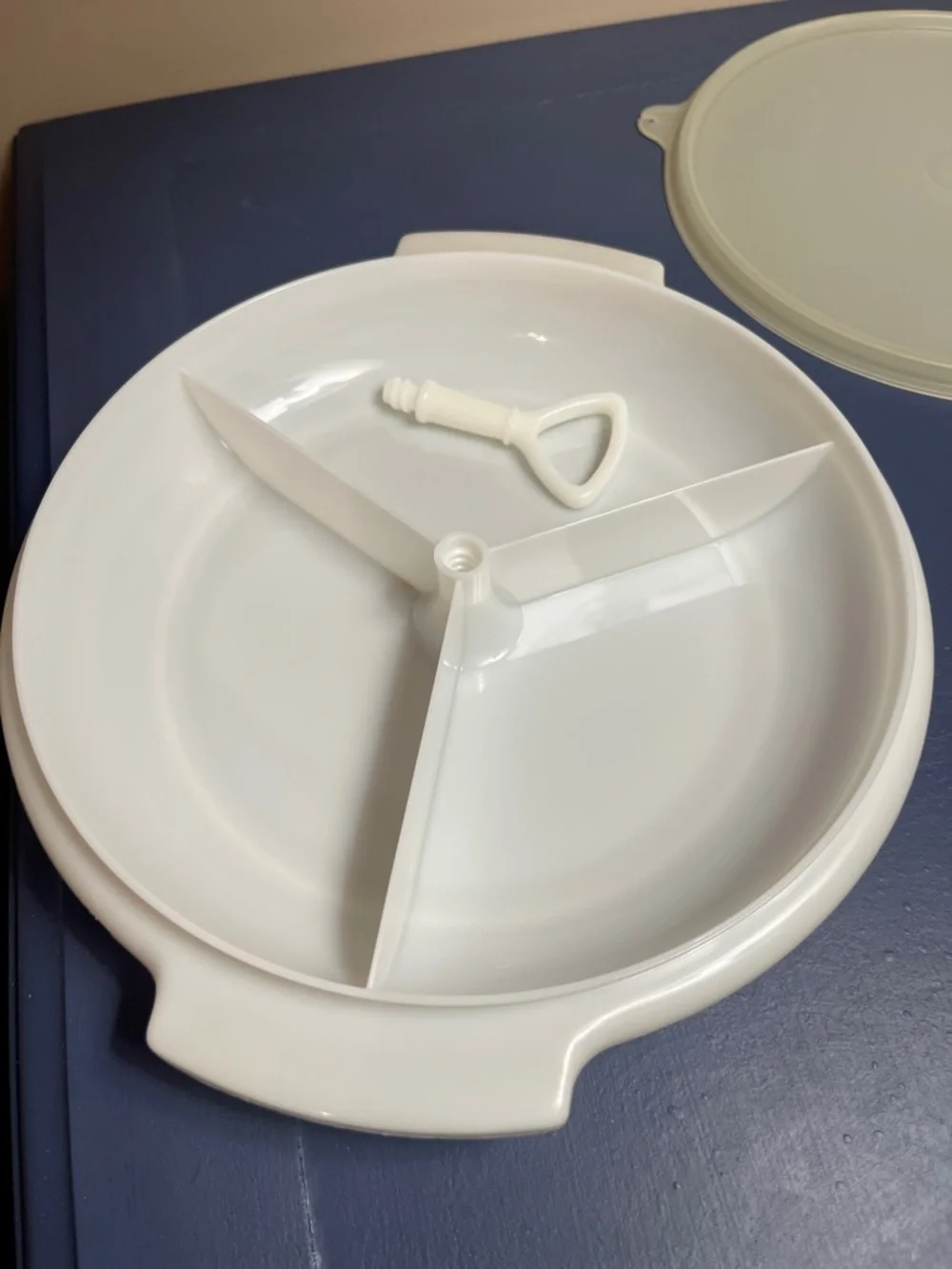 Tupperware 8 in Round Divided Serving Tray with Lid - White/Cream